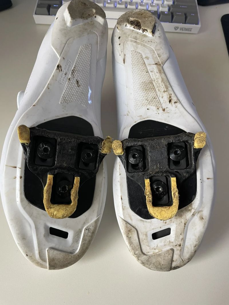 Bílé silniční tretry Shimano SH-RC302