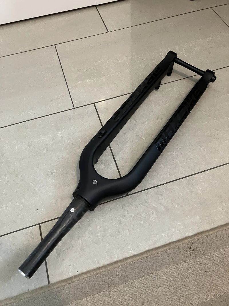 vidlice Maxbike pevná karbonová 29, 15x100