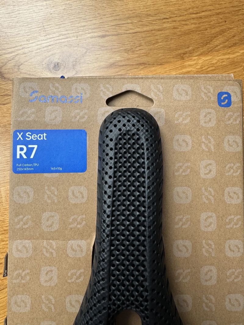 Samassi R7 3D karbonové sedlo 143 mm