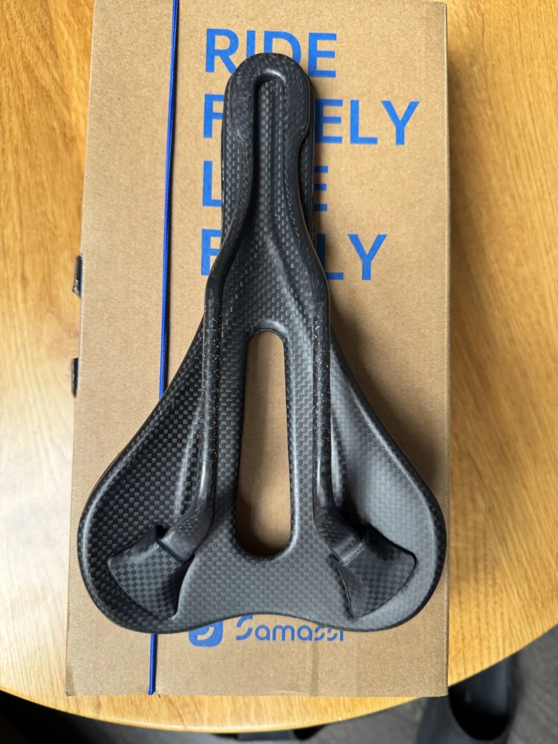 Samassi R7 3D karbonové sedlo 143 mm