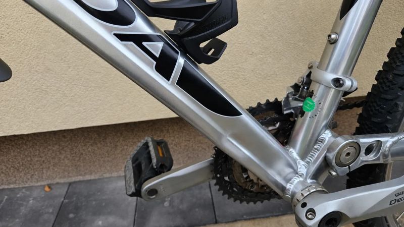 Merida MISSION LX, málo používané - jen cca 350 km. Velmi dobrý stav jen drobná promáčklina na rámu.