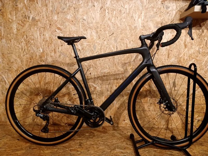 Gravel SPECIALIZED DIVERGE SPORT CARBON 2025 CARB/BLUONYX, velikost rámu L