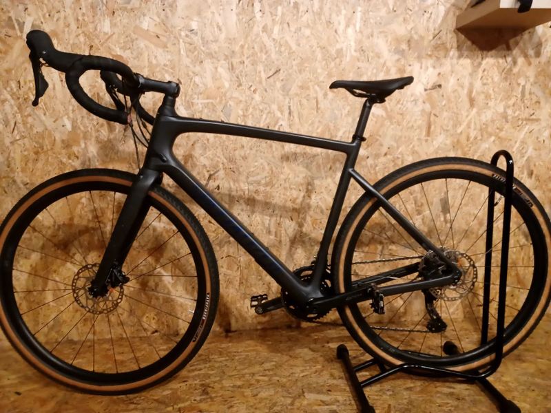 Gravel SPECIALIZED DIVERGE SPORT CARBON 2025 CARB/BLUONYX, velikost rámu L