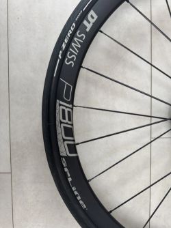 DT Swiss P1800 Spline, včetně kazety a náhradních plášťů 