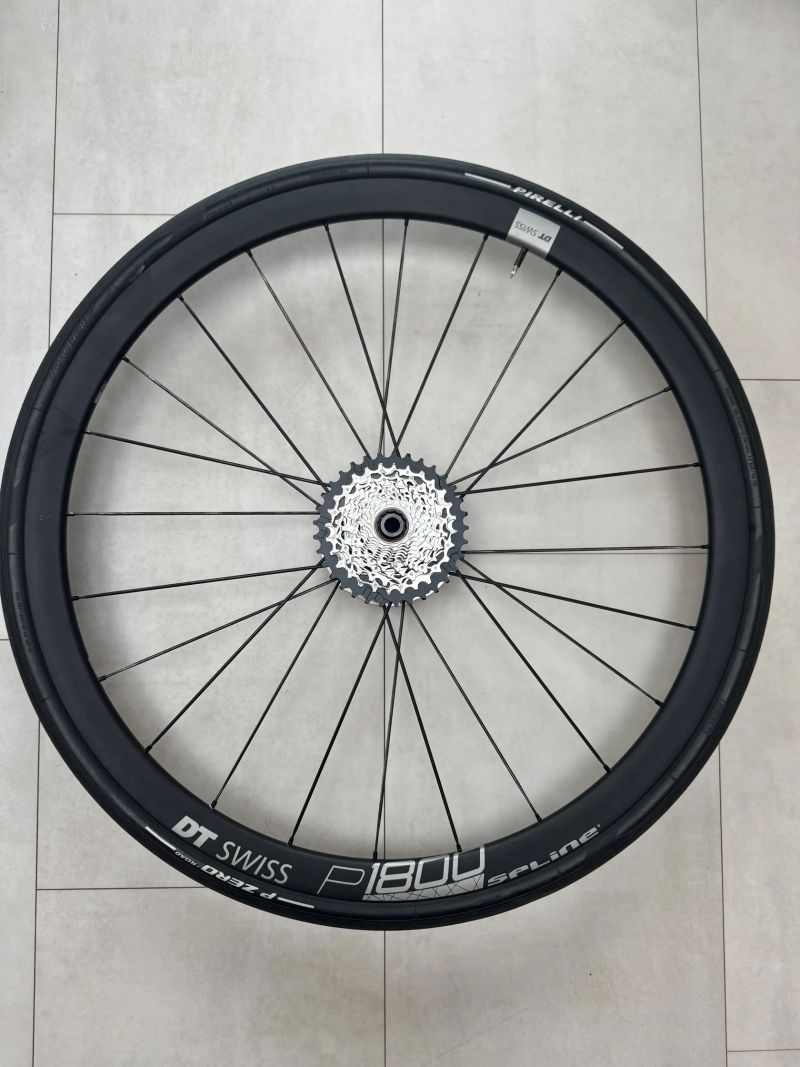DT Swiss P1800 Spline, včetně kazety a náhradních plášťů 