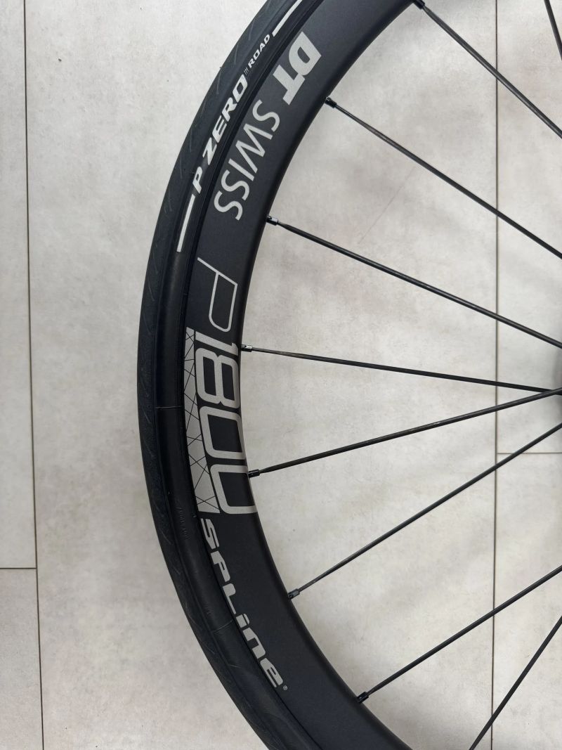 DT Swiss P1800 Spline, včetně kazety a náhradních plášťů 