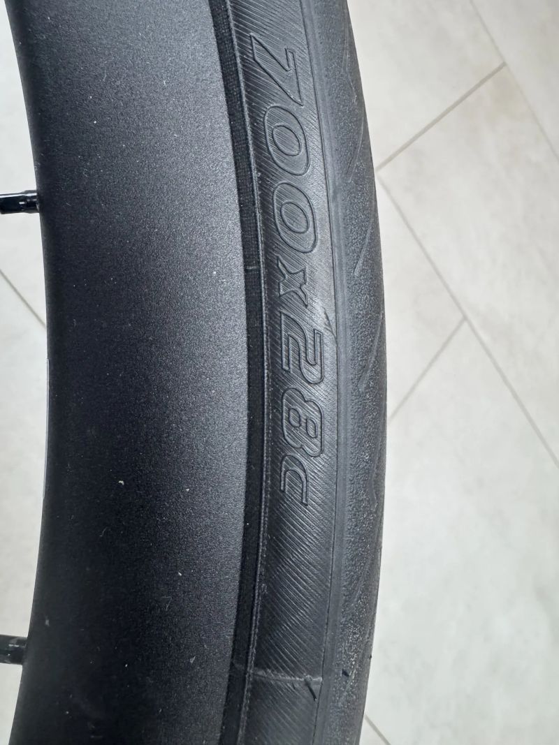 DT Swiss P1800 Spline, včetně kazety a náhradních plášťů 