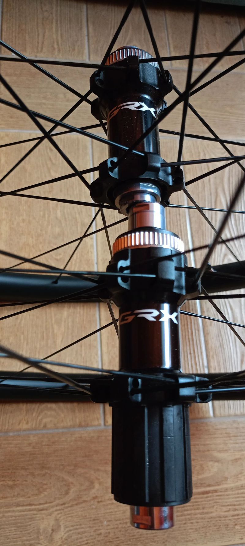 Nová karbonová gravel kola Shimano GRX WH-RX870