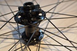 Zapletená kola MTB i SILNIČNÍ- DT SWISS, ENVE, E13, NOVATEC všech velikostí ***NOVÁ***