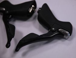 Řadící brzdové páky SHIMANO 105 ST-5800