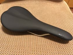 Sedlo Fabric Scoop Race Flat Ti