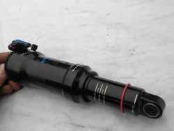 Nový Rock Shox Deluxe RT DebonAir 210x55mm