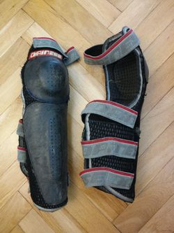 prodám chrániče kolen Dainese