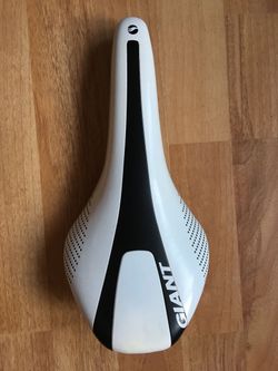 Silniční sedlo Giant