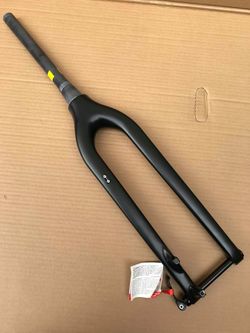 Vidlice CARBON 29" Tapered, pevná osa 15 mm