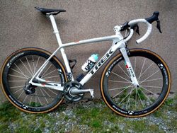 Trek Madone 7s Team Issue na kompletní sadě Dura-ace Di2, velikost 54