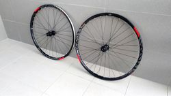 zapletená kola 27,5" Mach1/Shimano Deore (přední boost, zadní rychloupínák)