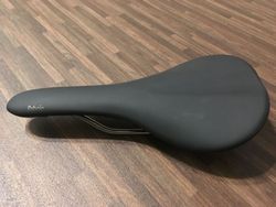 Sedlo Fabric Scoop Flat Race