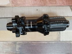 Zadní náboj DT-Swiss 12x142mm Thru-Axle, ořech pro 12s Sram NX Eagle PG1230, 8-11s Shimano/Sram