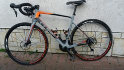 Silniční kolo CUBE ATTAIN GTC PRO DISC - TOP STAV