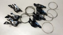 řadiče Shimano SLX M7000 pravé 11sp. a Sram GX Eagle 12sp.