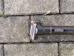 Sedlovka Bontrager Rhytm Elite průměr 27.2, délka 400 mm, ofset 0 mm