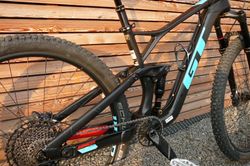 2019 GT Sensor Carbon Elite - trailová mašina vel. M