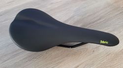 nové sedlo Fabric Scoop Shallow Sport, steel rails