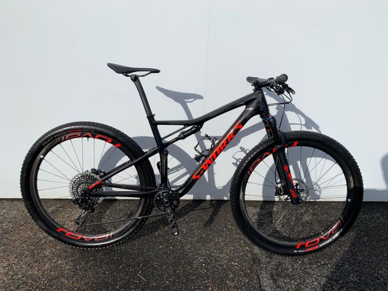 Epic s-works carbon/rocket red model 2019 vel L. TOP stav možný odpočet DPH ano.