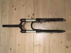 Vzduchová vidlice Manitou SKAREB SUPER 100 spv, váha 1.5kg, sloupek 193mm, kotouče i V-brake