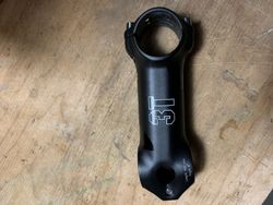 Podsedlová brašna Topeak a košík Specialized