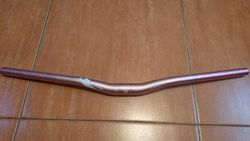 Řidítka RACE FACE DEUS low riser 31,8 růžová 680 mm