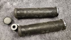 Nové gripy Giant Tactal single lock