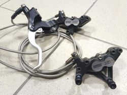 Shimano Deore XT BR-M755, čtyřpístky