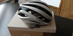 Přilba GIRO Aether MIPS Mat White/Silver
