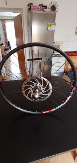 Zadní zapletené kolo na náboji Shimano Saint FH-M800