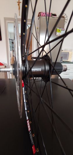 Zadní zapletené kolo na náboji Shimano Saint FH-M800