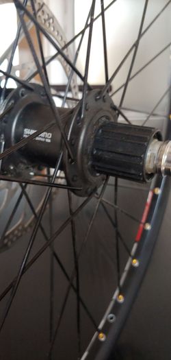 Zadní zapletené kolo na náboji Shimano Saint FH-M800