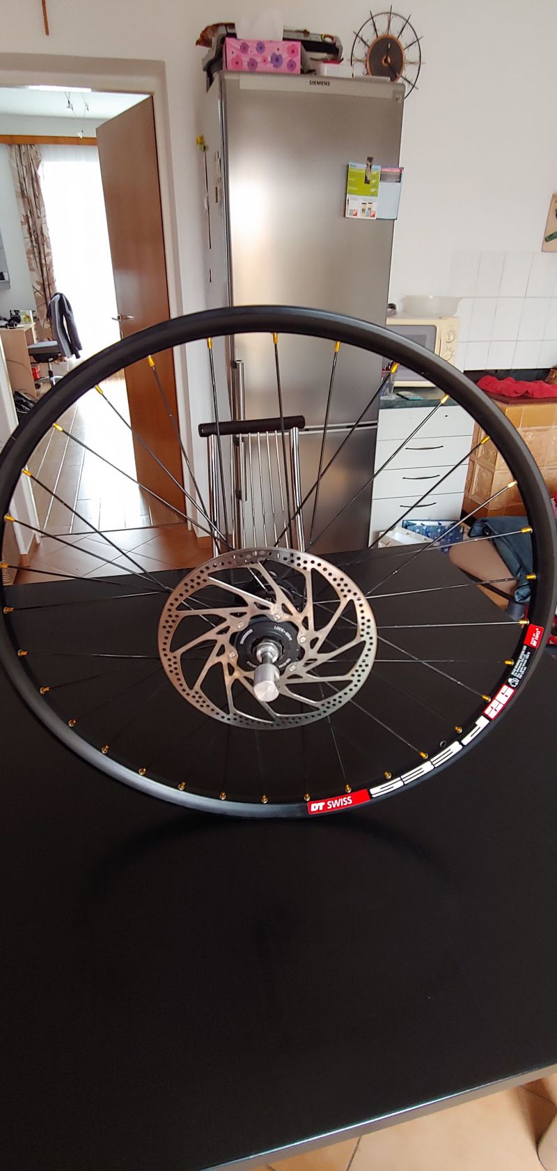 Zadní zapletené kolo na náboji Shimano Saint FH-M800