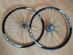 Zapletená kola Specialized Axis na kotoučové brzdy