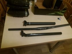Řidítka FSA, sedlovky Ritchey, kliky xtr m9000, sedlo Phenom expert.. čistka garáže ;).