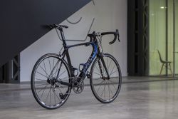 Silniční raketa GIANT / karbon / Campagnolo / stav nového kola
