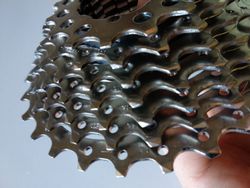 Prodám kazetu Shimano CS-HG500-10 (12-28z 10s) minimálně jetá.