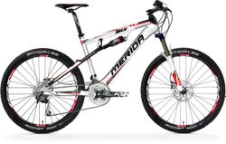 Celodpružené karbonové triatlonové kolo MERIDA; váha 10,6 kg; vel. L 51 cm
