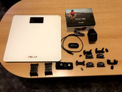 Sporttester POLAR V800 a osobní váha Polar Balances s příslučenstvím.