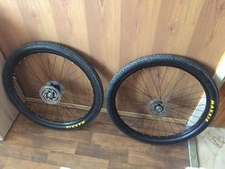 29 Kola Remerx Hurry 32 / náboje XT (přední 100, zadní rychloupínák) včetně kotoučů, kazety a plášťů