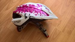 Dětská helma MET vel. 52 - 57 cm s podpisem Ondry Cinka