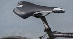Prodám málo jeté sedlo Selle Italia, možno i se sedlovkou FSA GOSSAMER SL-282 SB20