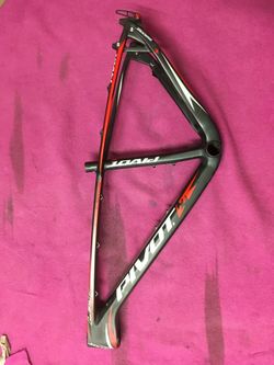 Rám PIVOT LES 29" carbon