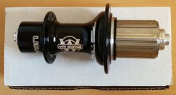 Zadní náboj White Industries T11 28 děr Shimano